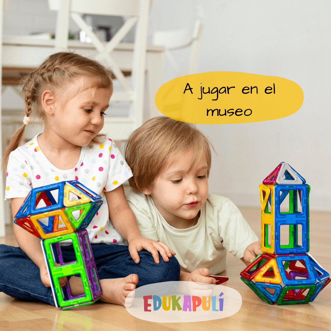 Una niña y un niños construyendo con bloques de juguete