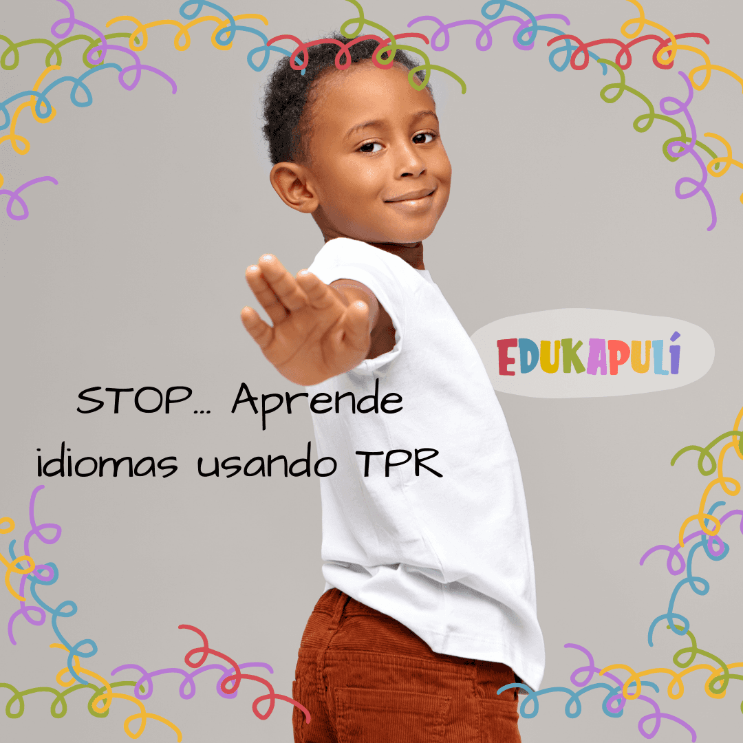 niño levantando la mano en señal de parar